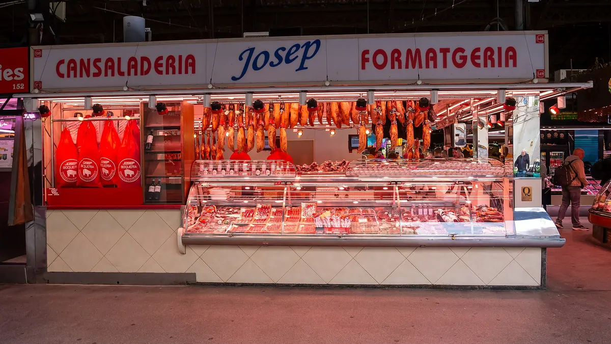 Charcutería y quesería en el Mercat de la Boqueria, Barcelona