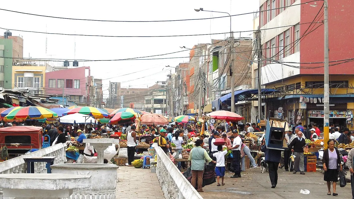Puestos y compradores en el mercado de Chiclayo