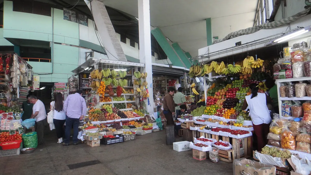 Puestos de frutas y abarrotes en el Mercado N.º 1 de Surquillo, en Lima