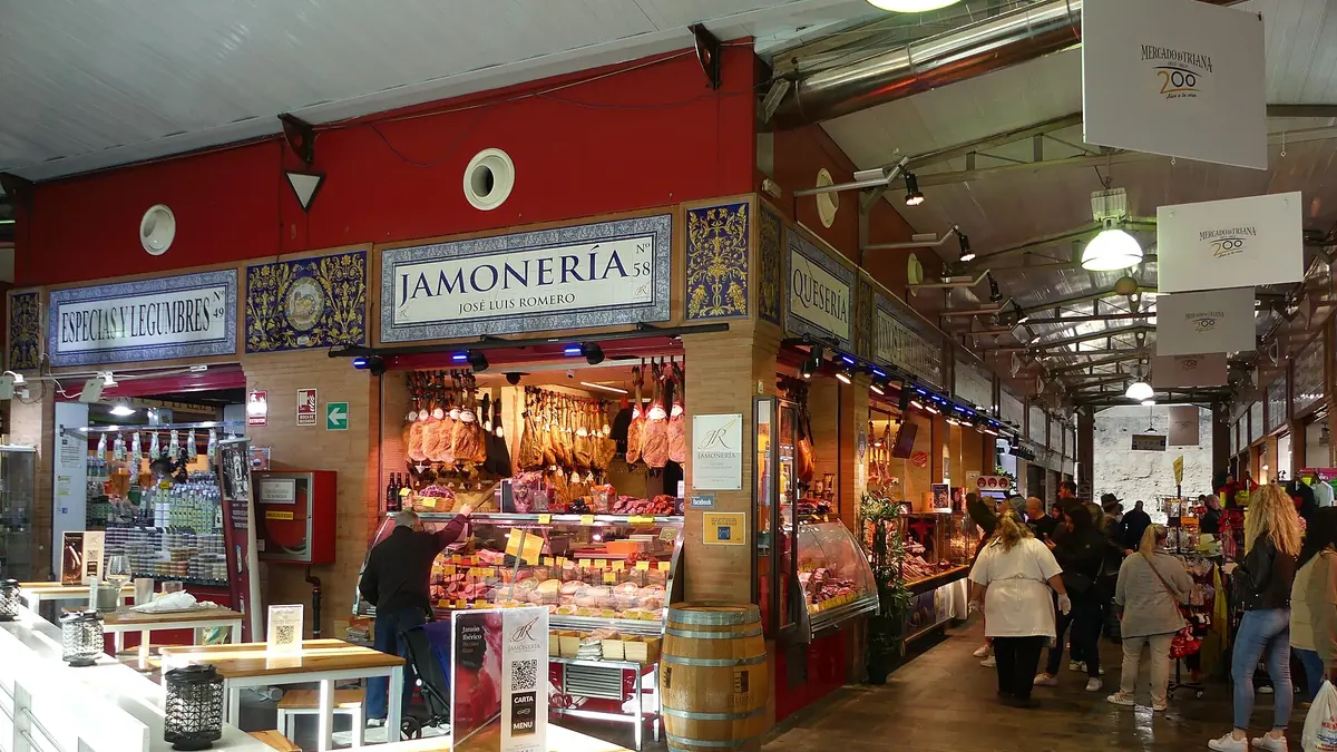 Jamonería en el Mercado de Triana, Sevilla