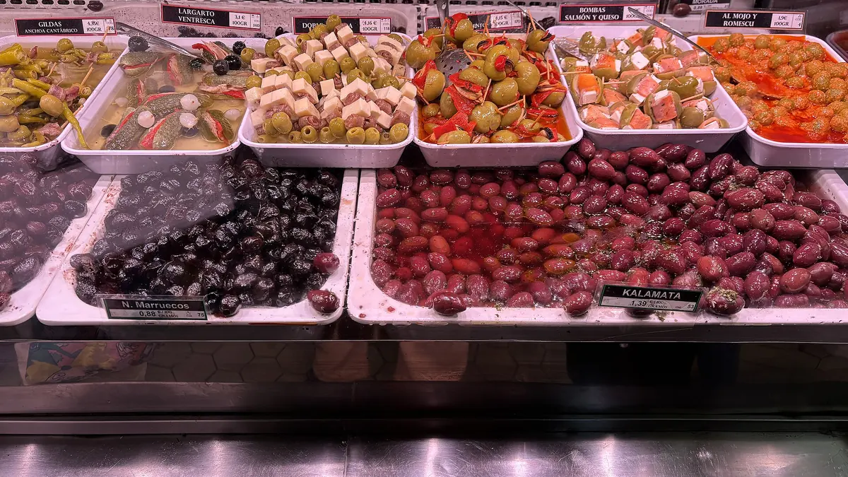 Aceitunas y encurtidos en un puesto del Mercado Central de Valencia